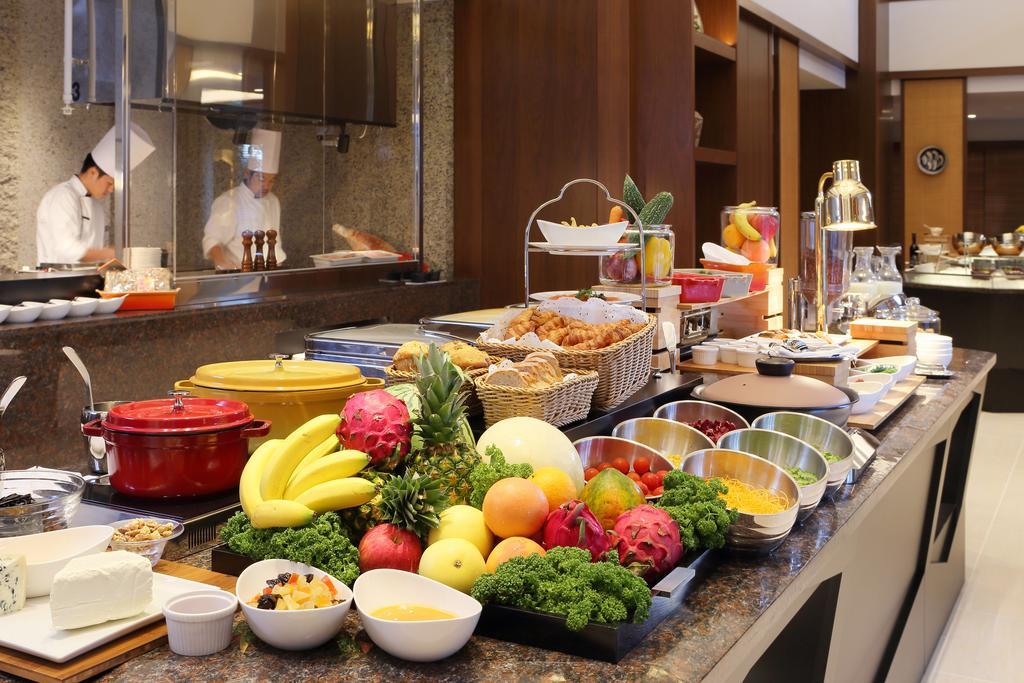 Hotel Hyatt Regency Naha, Okinawa Exterior foto A buffet at a hotel