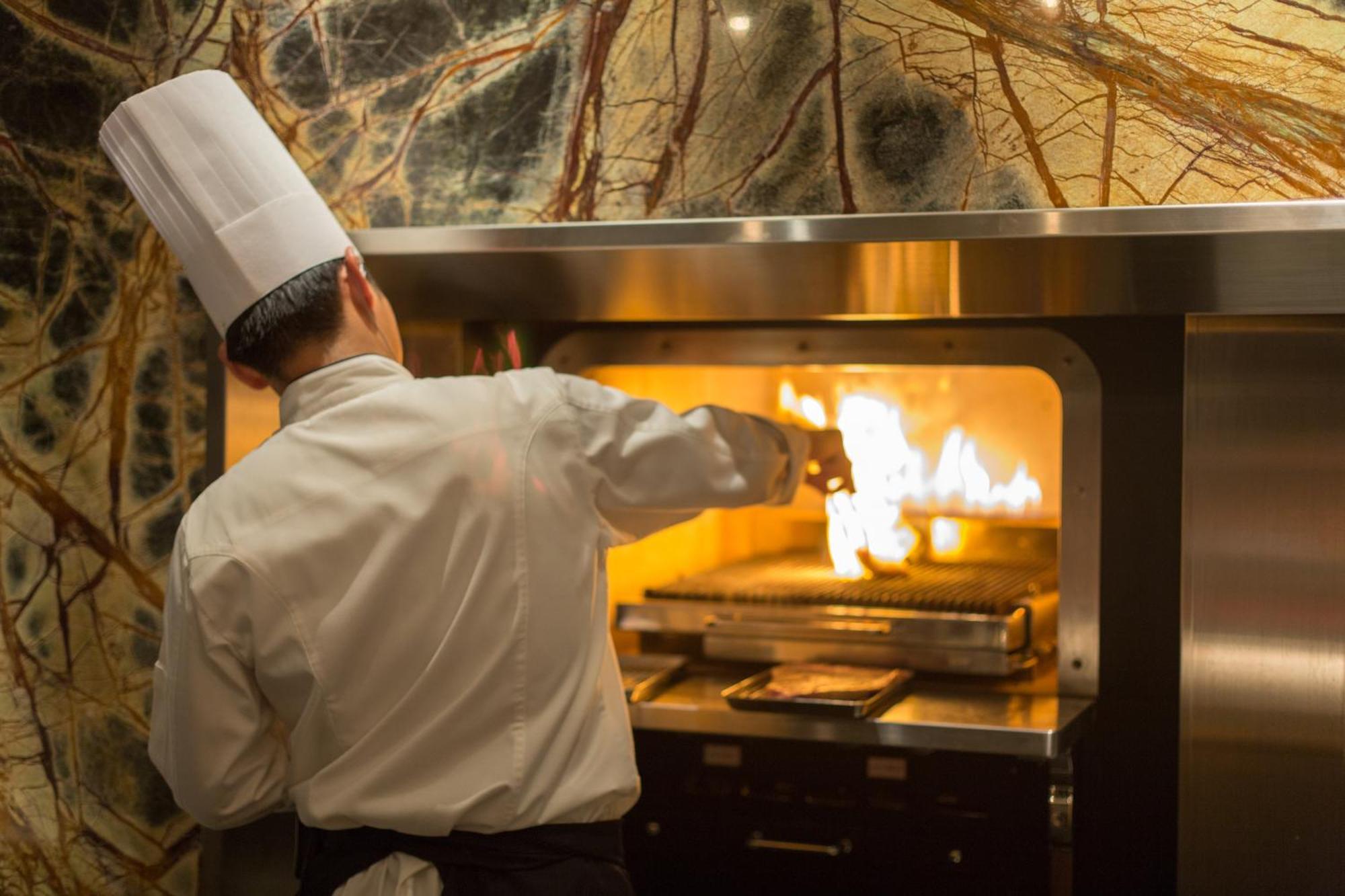 Hotel Hyatt Regency Naha, Okinawa Exterior foto A chef cooking with a blowtorch
